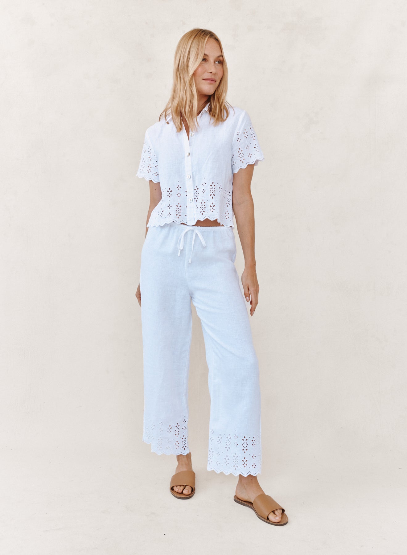 B3335-K74-396 - BEACH CROP WITH EMBROIDERED HEM