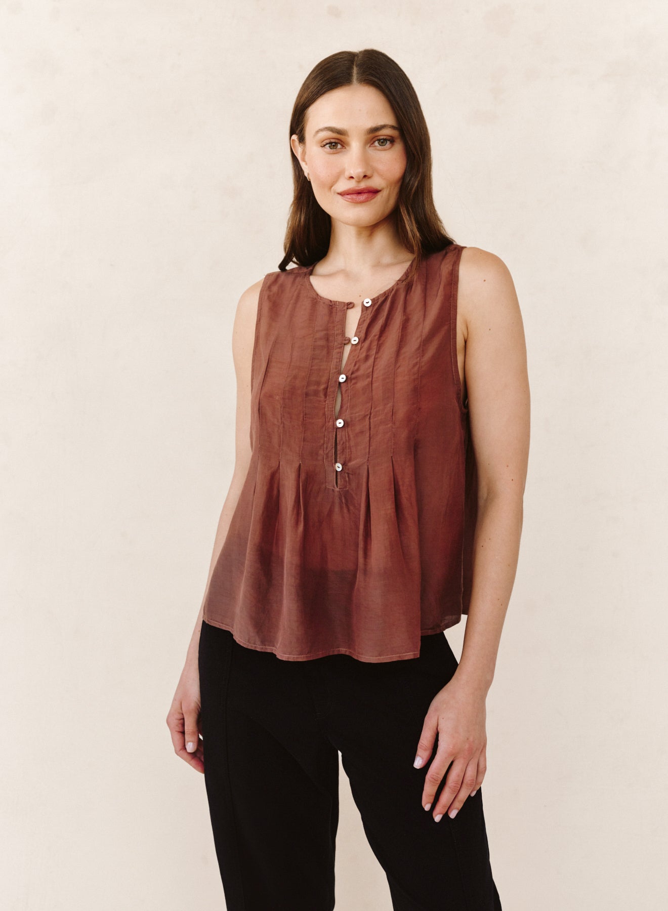 B4932-J41-302 - SLEEVELESS PINTUCK PULLOVER