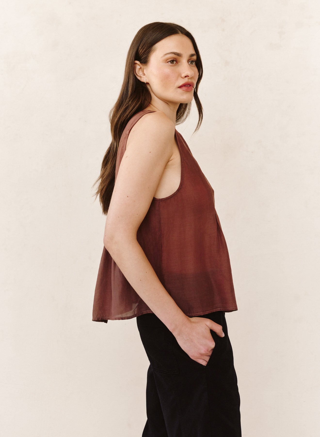 B4932-J41-302 - SLEEVELESS PINTUCK PULLOVER
