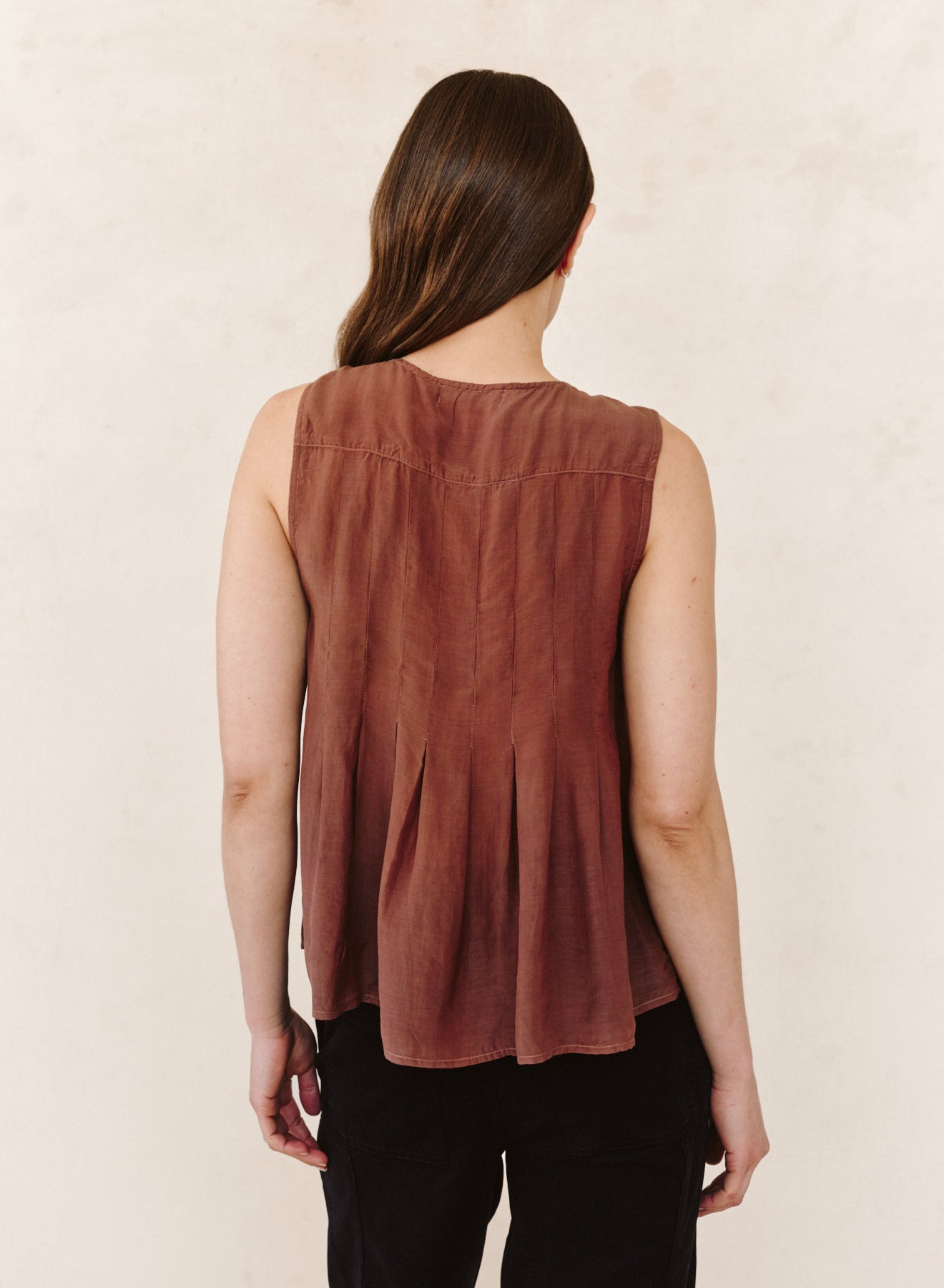 B4932-J41-302 - SLEEVELESS PINTUCK PULLOVER
