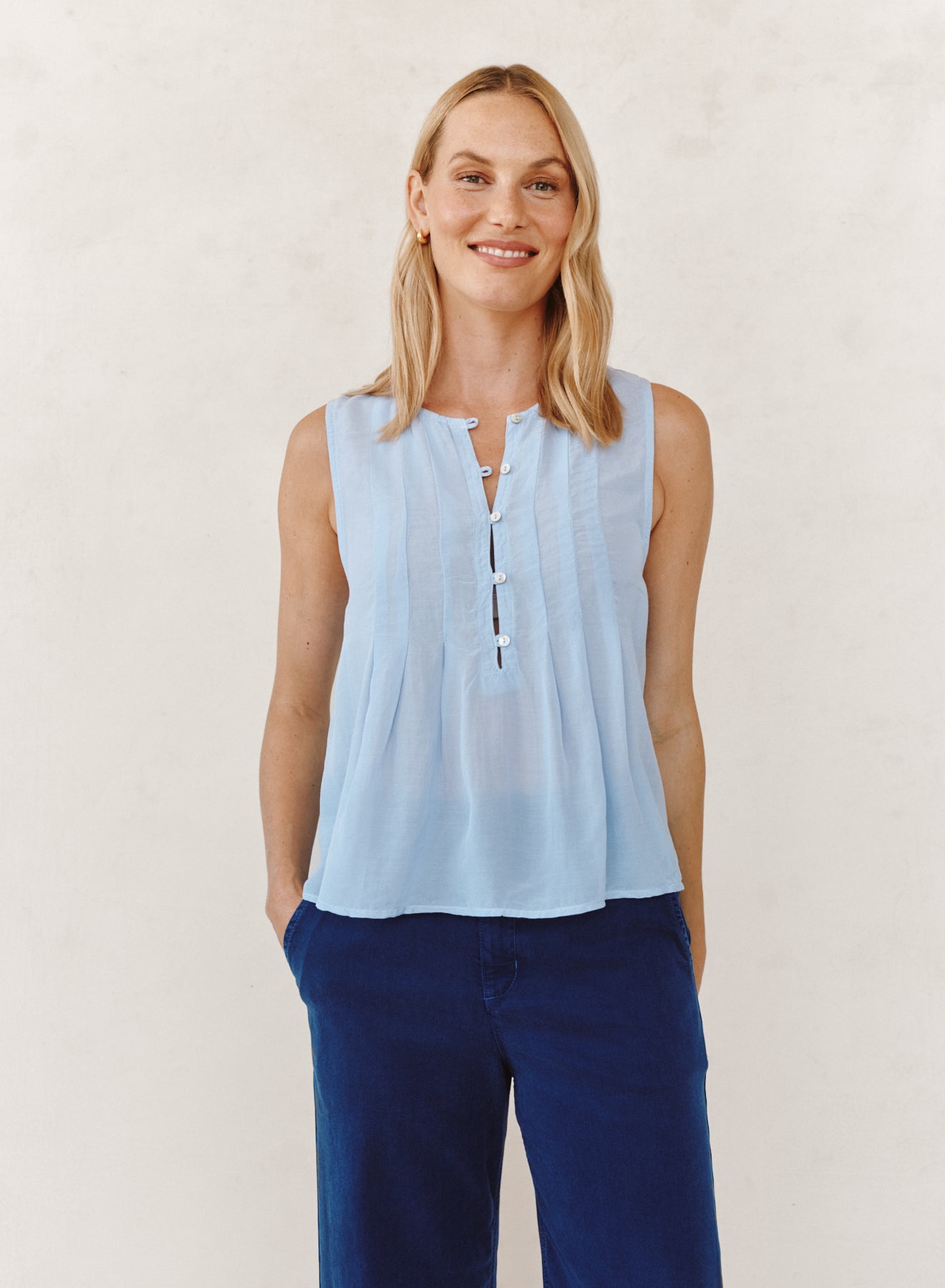 B4932-J41-302 - SLEEVELESS PINTUCK PULLOVER