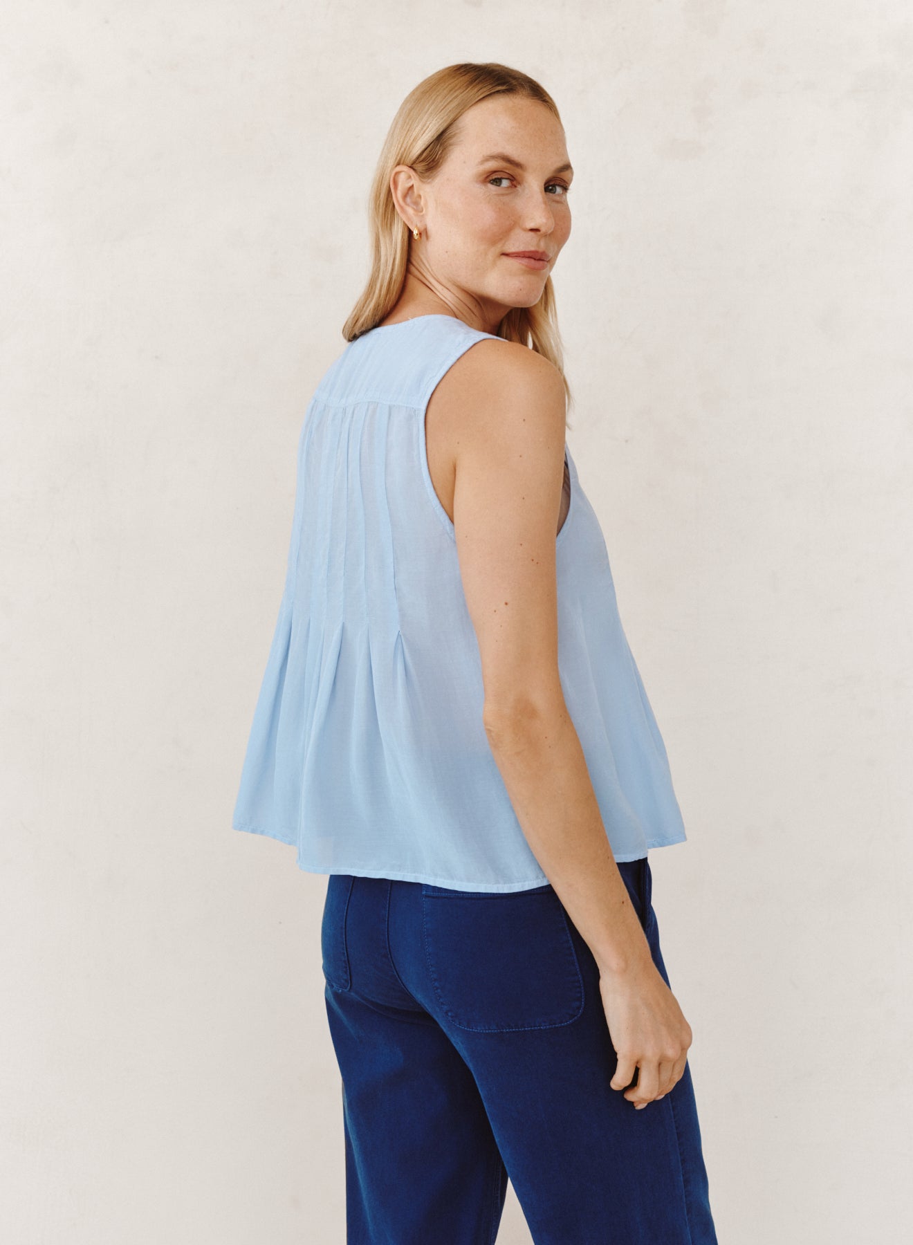 B4932-J41-302 - SLEEVELESS PINTUCK PULLOVER
