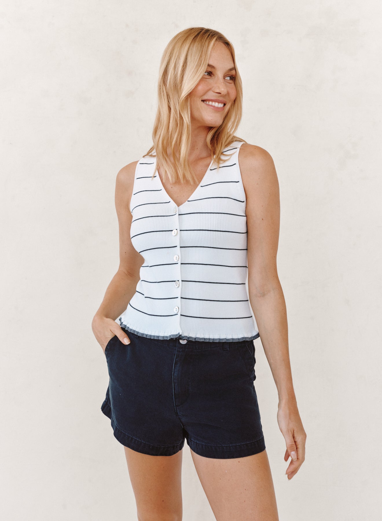 B2792-K95-304 - RUFFLE HEM KNITTED VEST