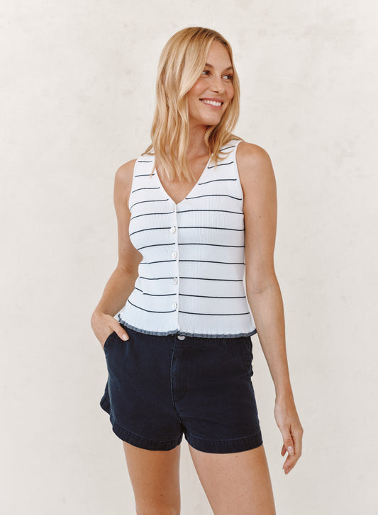 B2792-K95-304 - RUFFLE HEM KNITTED VEST