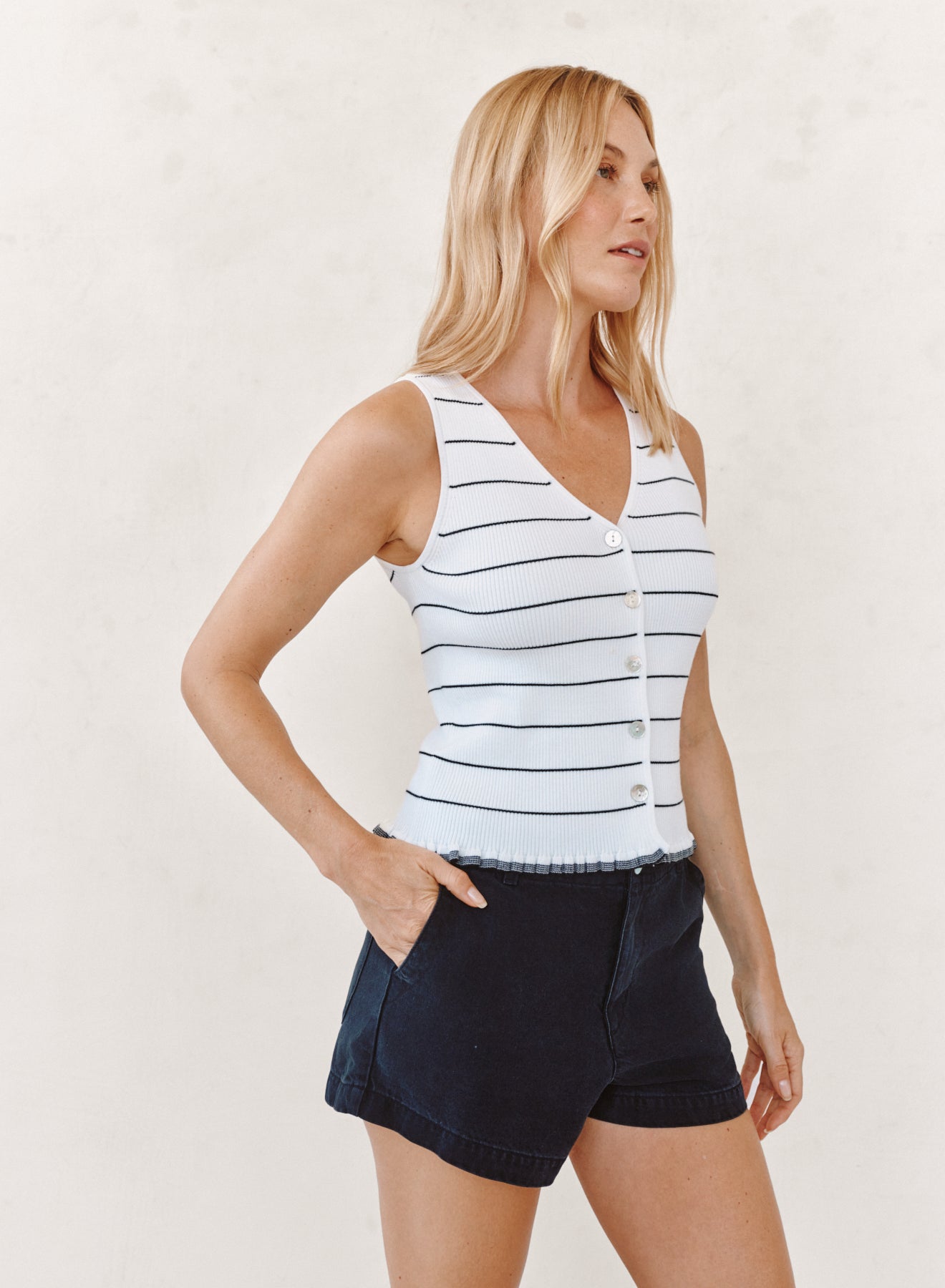 B2792-K95-304 - RUFFLE HEM KNITTED VEST