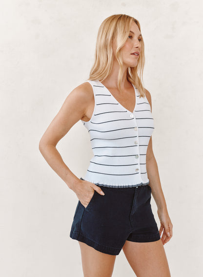 B2792-K95-304 - RUFFLE HEM KNITTED VEST