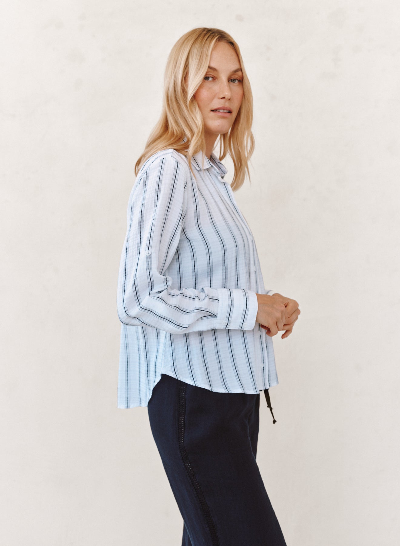 B4176-K48-304 - CLEAN SPLIT BACK BUTTON DOWN SHIRT