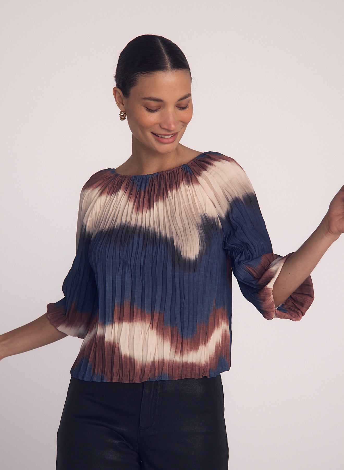 Pleated 3/4 Bubble Sleeve Blouse